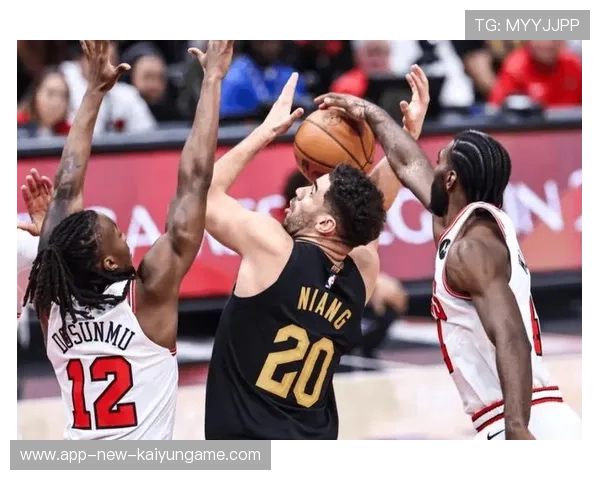 尼克斯兰德尔强打内线,罚球线不断上分